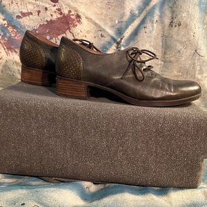 Dansko Louise Oxford in Stone Euro sz 40 US sz 9.5/10 in light wear